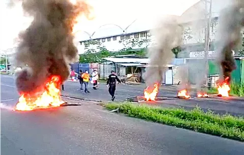Dos grupos realizan cierres de calles en la provincia de Colón para exigir respuestas