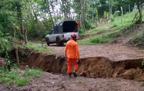 Sinaproc evalúa grietas en la vía de tierra que conduce a la comunidad de Vaquilla, Coclé