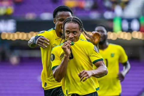 Jamaica supera a una dura Surinam en su debut de Copa Oro