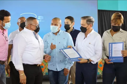 Presidente Laurentino Cortizo da la orden de proceder para rehabilitar 69 edificios en Colón