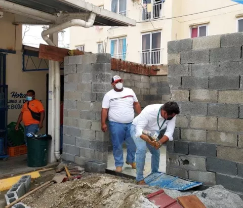 Local comercial ilegal en Altos de Los Lagos en Colón, es demolido por personal del BHN y municipal
