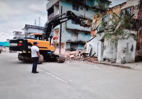 Se inicia la demolición de caserones viejos en la ciudad de Colón
