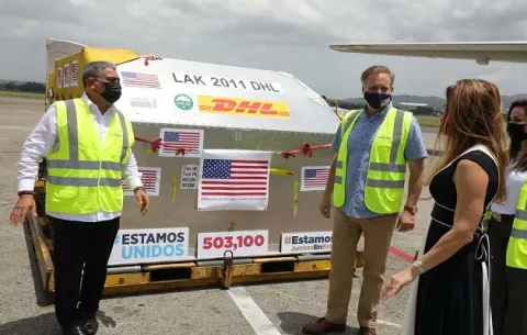 Covid-19: Panamá recibe donación de 503,100 dosis de Pfizer para comenzar la inmunización masiva