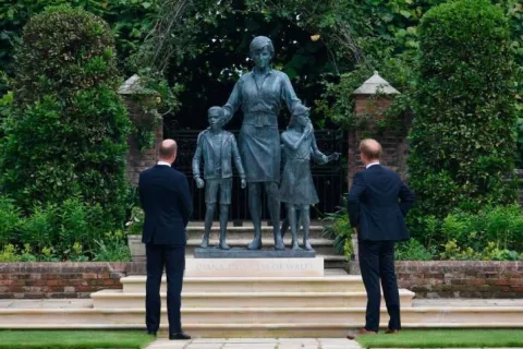 William y Harry develan estatua en homenaje a su madre, la princesa Diana