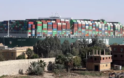 El Canal de Suez permitirá salir al "Ever Given" tras meses retenido