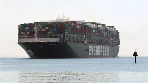 El Canal de Suez afirma alcanzar ingresos récord pese al bloqueo del Ever Given