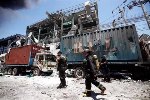 Al menos un muerto y 26 heridos en la explosión de una fábrica en Bangkok 