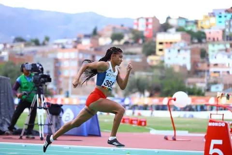 Gianna Woodruff avanza a semifinales en los 400 metros con vallas en Tokio