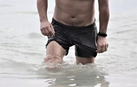 Hombres que envían fotos de sus genitales, ¿por qué lo hacen y qué hacer?