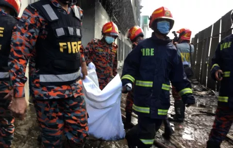 Al menos 52 muertos y 25 heridos en uno de los peores incendios de Bangladesh