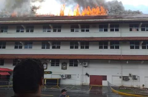 [VIDEO] Se incendia último piso de uno de los edificios ubicado cerca del SPI en Corozal