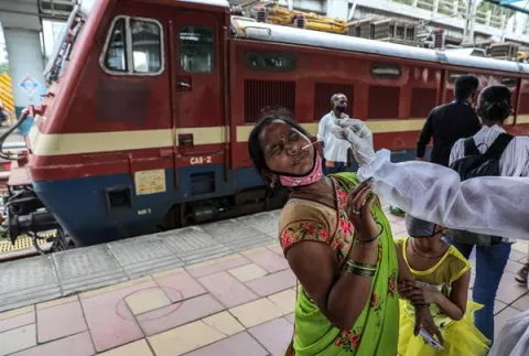 Centros falsos vacunaron con agua a miles de personas en la India
