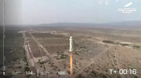  Jeff Bezos vuelve a tierra tras alcanzar el espacio en cohete de Blue Origin