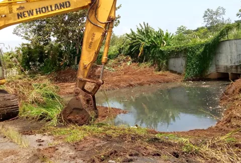 Limpian quebrada en Villa del Caribe en Colón para minimizar inundaciones 