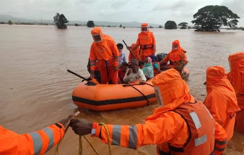 Desesperada búsqueda de sobrevivientes en la India tras lluvias que dejaron un centenar de muertos