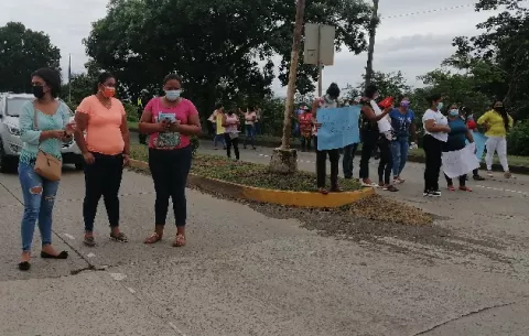Dueños de fondas cierran la vía para exigir la entrega del bono solidario