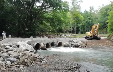 Reparan calzada de vado en área de San Carlos, destruida por crecida del río Dos Bocas