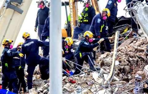 Extraen tres cuerpos de los escombros del edificio en Surfside y suben a 27 los muertos