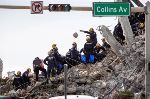 Aumenta a 90 el número de muertos por el derrumbe del edificio en Miami-Dade 
