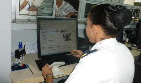 Arena: Extranjeros quedan indocumentados por retraso en procesos migratorios en Panamá