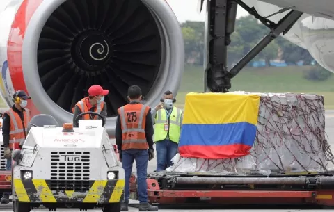Llegan a Colombia 3,5 millones de vacunas de Moderna donadas por EE.UU.