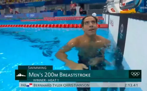 Tyler Christianson gana su heat clasificatorio en 200 metros pecho