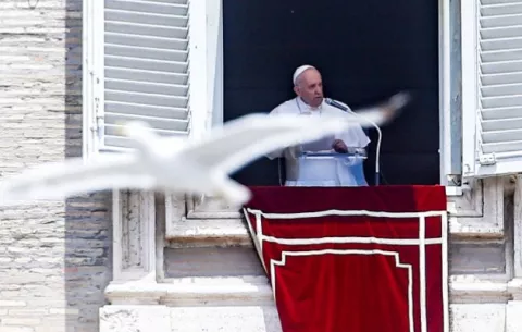 El papa Francisco fue operado con éxito de un problema de colon