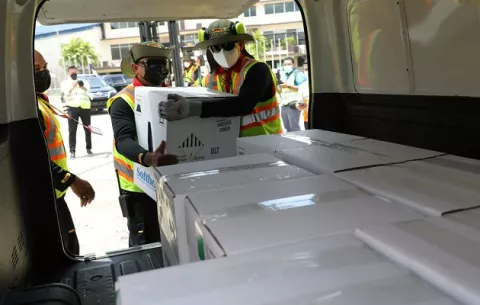 Covid-19: Panamá recibe 456,300 dosis de la vacuna de Pfizer para reforzar los barridos