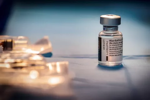 Pfizer gana $10 mil 440 millones en seis meses, impulsada por la vacuna