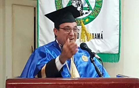 Eduardo Flores agradece confianza luego de reelegirse como rector de la Universidad de Panamá