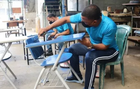 Privados de libertad restauran 300 sillas para estudiantes de escuelas de difícil acceso