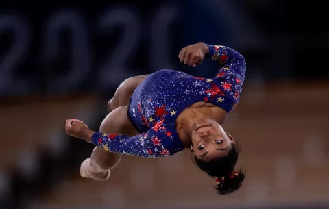 Simone Biles se estrenó en Tokio con errores inusuales, pero lidera listado de finalistas