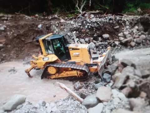 Avanzan trabajos de dragado en quebrada de Tierras Altas, afectada por huracanes Eta e Iota
