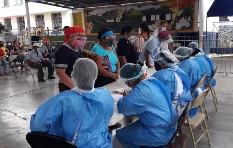 Más de mil casos y 13 nuevas defunciones por covid-19 registra Panamá en las últimas horas