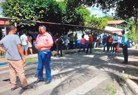 Largas filas de personas en la ciudad de David para vacunarse contra la covid-19