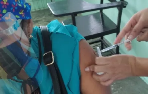Pacientes crónicos pueden inscribirse para recibir vacuna Pfizer contra la covid-19