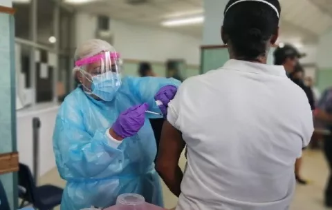 Vacunación con Pfizer a mayores de 40 años llegará a cuatro corregimientos en las próximas semanas