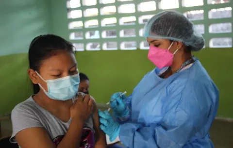 Panamá logró cifra récord de vacunas aplicadas, mientras expertos aplauden actitud de los jóvenes