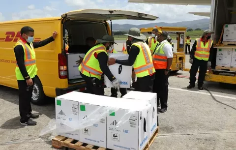Panamá recibe 363,870 dosis de la vacuna de Pfizer, el mayor lote  hasta ahora