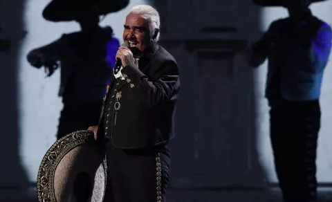 Vicente Fernández es hospitalizado de emergencia en México
