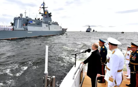 Vladímir Putin presume poderío de la Armada rusa en desfile naval en San Petersburgo