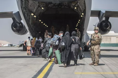 Talibanes prohíben a los afganos ir al aeropuerto durante las evacuaciones
