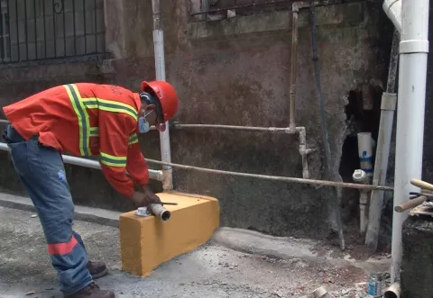 Avanzan trabajos para evitar que aguas negras sigan corriendo por zaguanes y calles de Colón