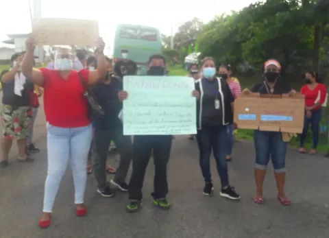 Moradores de La Alameda, en Arraiján, reclaman a empresa eléctrica por apagones