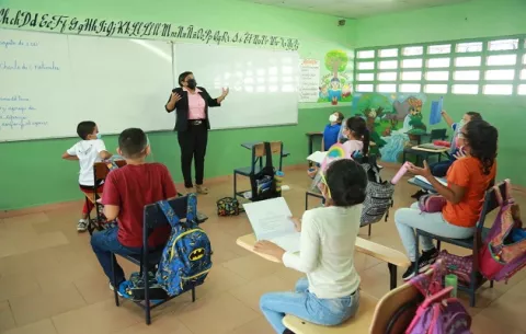 Asoprof cuestiona anuncio del Meduca y niega que educadores estén sentados sin hacer nada