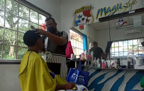 Entrevista a un barbero: ‘Mi abuelo me compró una máquina y ahí empezó todo’