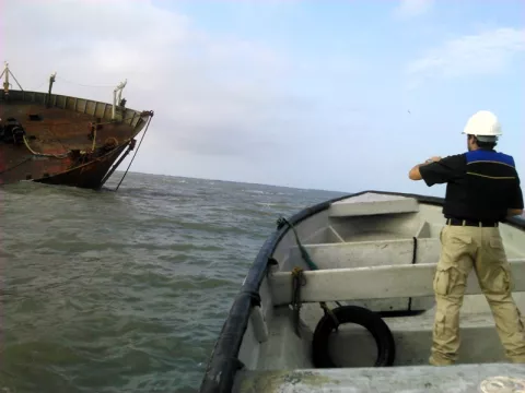 Fiscalizarán a los barcos areneros para evitar extracción ilegal 