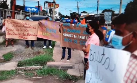 Pobladores de comunidades de Cañazas protestan frente a la Gobernación de Veraguas