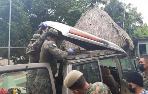 Decomisan 115 paquetes con presunta droga escondidos en el techo de un automóvil