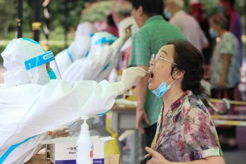 Variante delta continúa extendiéndose en China, que extrema precauciones